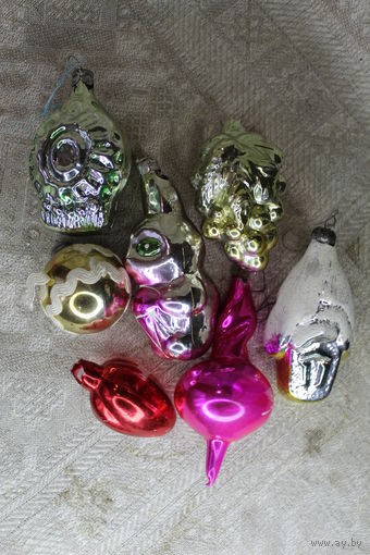 Игрушки новогодние стеклянные с дефектами сверху