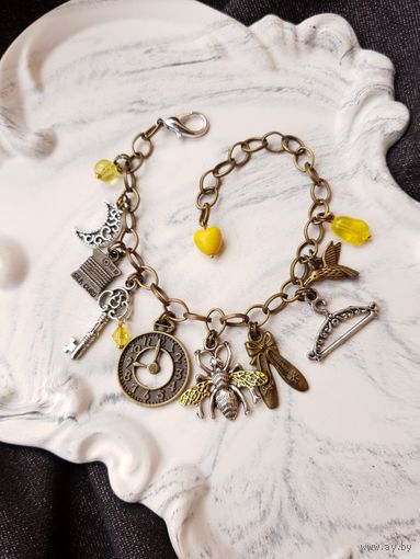 Браслет с подвесками по сказке "Алиса в Стране чудес"