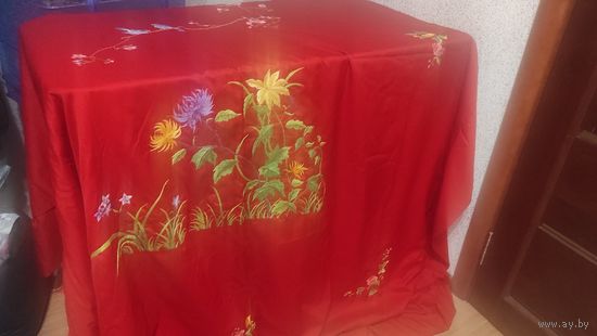 Комплект покрывало и 2 наволочки. Новые. Цвет насыщенно красный, размер покрывала ширина 165 см + 2 волана по 20 см, длина 220 см + волан 20 см с одной стороны. Наволочки 2 штуки, размер 68 на 58 см