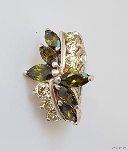 Серьга серебро, кристаллы Олива. Проба. Вес 3,5 гр. Размер 1,8 см на 1,2 см. Одна штука