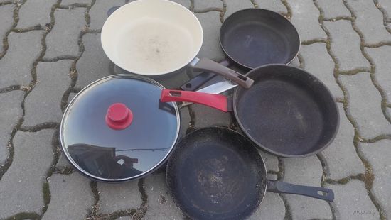 Разные сковородки, б/у не более 2-х лет. 2 - Tefal. Цена за все.