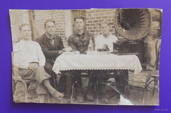 Фото "У грамофона", 1930-е гг., Зап. Бел.