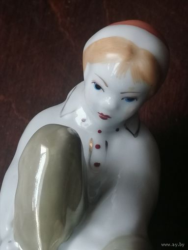 Фарфоровая фигура