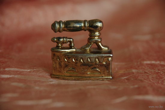 Утюг ( миниатюра )   3 см х 3 см