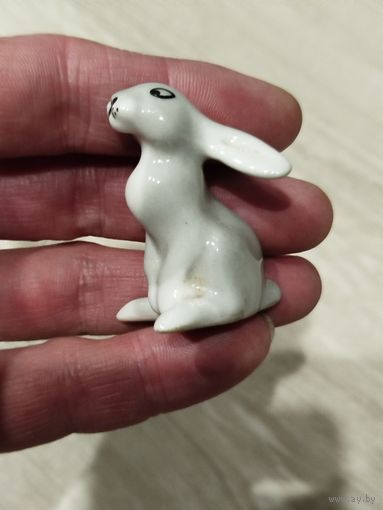Маленькая фарфоровая статуэтка ссср,зайка,не частая с рубля