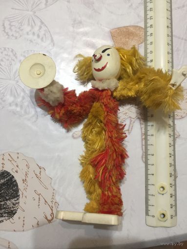 Игрушка из СССР. Клоун с оркестровыми тарелками. Проволока, пластмасса, ткань. Нет шляпы и одной тарелки.