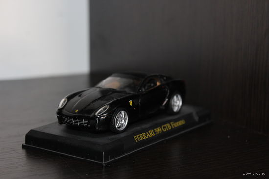 Металлическая, коллекционная машинка "FERRARI 599 GTB FIORANO", на пластиковой подставке, клеймо, Китай.