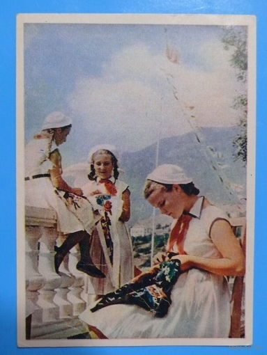 Фото Тюккеля В., За вышиванием, 1958, подписана (дети, пионеры).