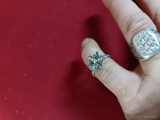 С рубля без мц. кольцо "цветочек" на тонкий пальчик. зубр 925пр. диам 1.6-1.7см.