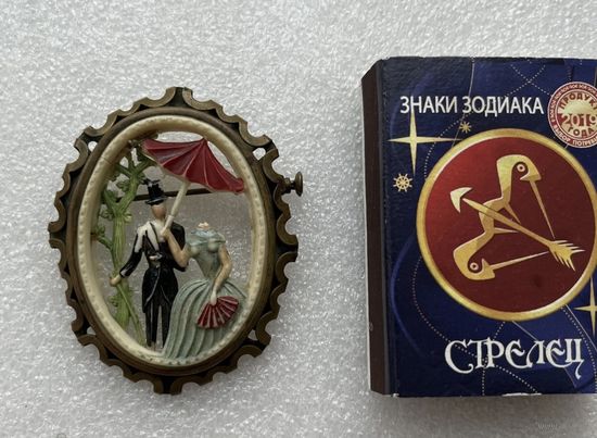Старинная интересная брошь. Европа. Латунь, пластик. Есть дефекты!