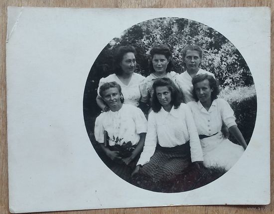 Фото группы девушек. Полоцк. 1948 г. 9х12 см.