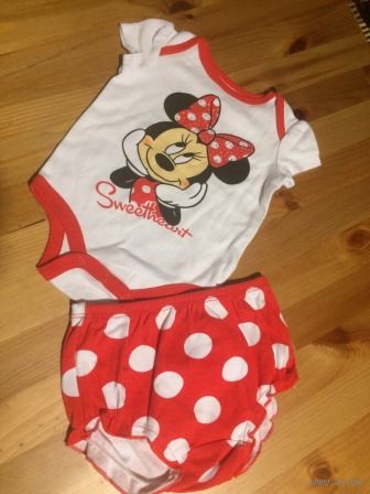 Игривый комплект Disney на 3-6 месяцев. На мой взгляд большемерит, мы не носили, нам большой. Хлопок, отлично смотрится на фигурке. Длина боди в застегнутом состоянии 33 см, ПОгруди в нерастянутом сос
