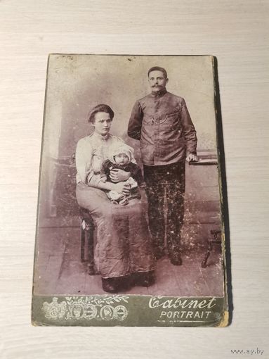 Фотография семью до 1917 года, на плотном картоне, размер 16*10.5 см.