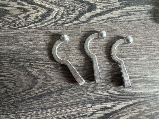 Крючки вешалки металлические