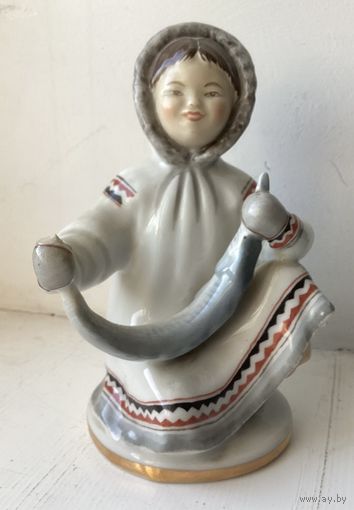 Статуэтка фарфор ЯКУТ С РЫБОЙ (ЧУКЧА С ОСЕТРОМ) ЛФЗ,в/с.В реставрацию