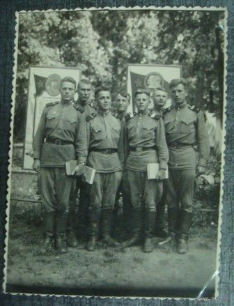 Фото " Сержанский состав у плаката военной присяги". 50-е годы.