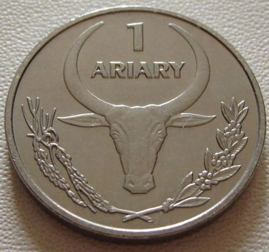 Мадагаскар.  1 ариари 2004 год UC#1  "Голова Буйвола  Цветок Молочая"  Тираж: 4.500.000 шт