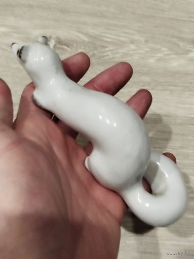 Фарфоровая статуэтка ласка,с рубля