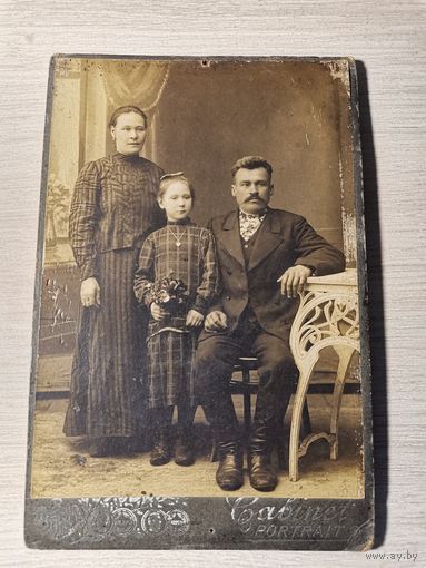 Фотография семью до 1917 года, на плотном картоне, размер 16*10.5 см.