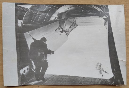 Фото от ВДВ. Десантирование с самолета. 1970-е. 10х15 см.