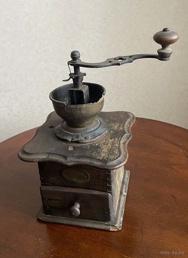 Старинная ручная кофемолка