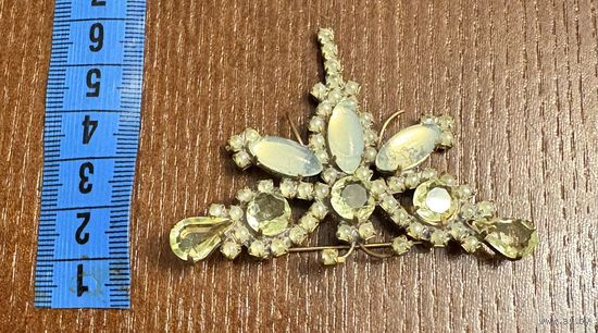 Брошка - Бабочка  из уранового стекла . Производство Чехия