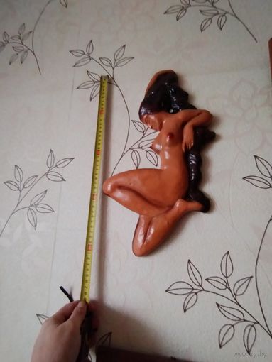 Настенная скульптура ссср девушки.