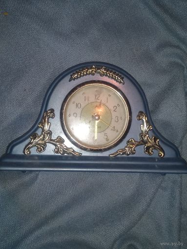 Часы кварцевые клеймо Л. Рабочие.