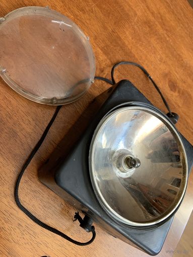 Советский фонарик на 4 батарейки с родным шнуром-редкий вариант. Можно носить как в руках так и на шее . Также можно и на гвоздик крепить.