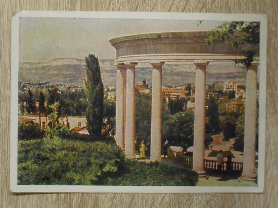 ЧИСТАЯ ОТКРЫТКА СССР. "КИСЛОВОДСК. КОЛОНАДА В ПАРКЕ."  1956 год.