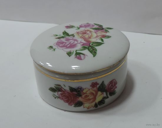 Шкатулка фарфоровая 70-80-е годы Европа. Высота 3.5 см. Диаметр 6 см.
