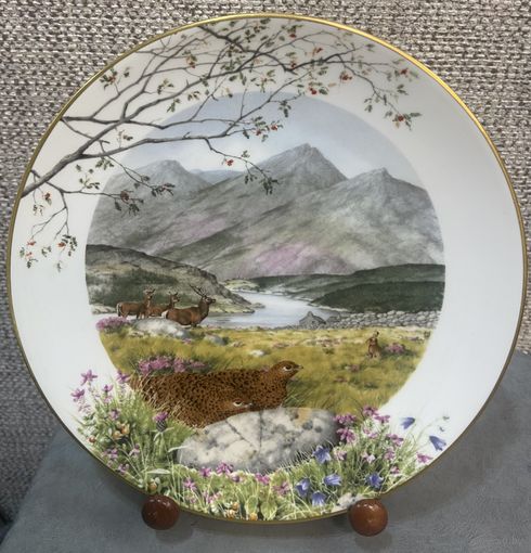 Тарелка винтажная фарфоровая настенная декоративная Горы Олени Куропатки Сентябрь Англия Royal Worcester September Moors. 1979 год. 23.5 см.
