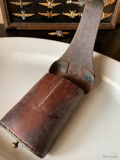 Красивейший древний подсумок из натур.кожи и с латунными заклёпками и крепежом.! мягчайшая и прочная кожа! 2-х секционный внутри.