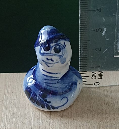 Фарфоровая фигурка змея под гжель