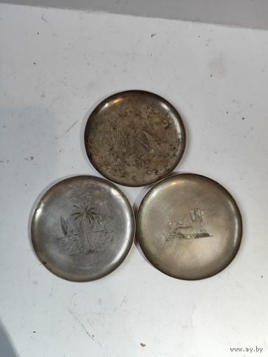 Три блюдца с гравировкой. Иран .Серебро.