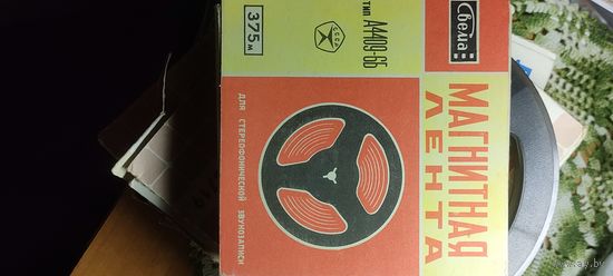 Бобины магнитофонов, некоторые с записями