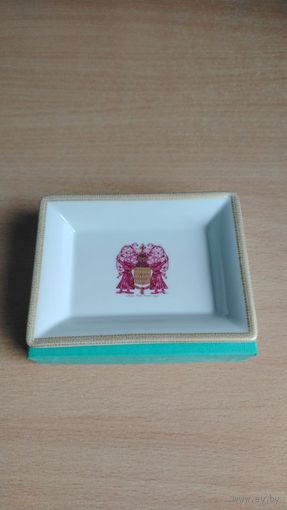 Самовывоз!!! Маленький фарфоровый( 11,5 на 8,5 см по верхней части ) поднос, лоток, емкость элитного бренда Manufacture de Monaco. Почтой не высылаю.