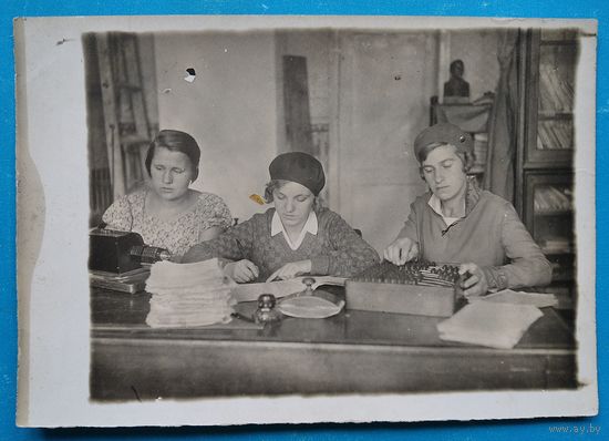 Фото трудовых будней (3). 1920-30-е. 9х13 см.