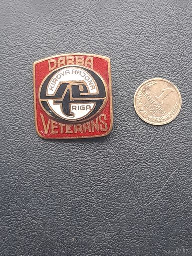 Значок тяжелый эмали. Ветеран кировского района. Рига