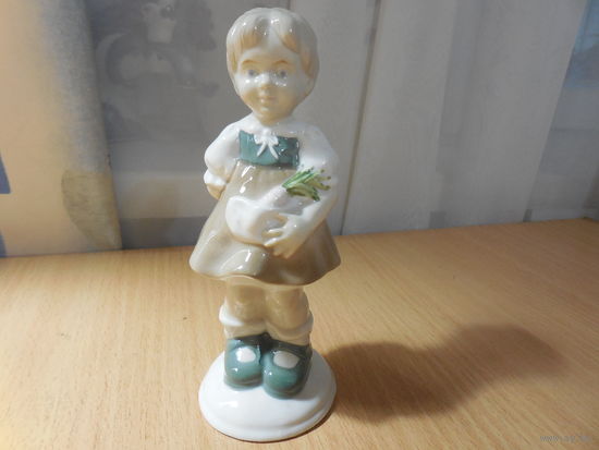 Фарфоровая статуэтка. Девочка с морковкой. Германия.