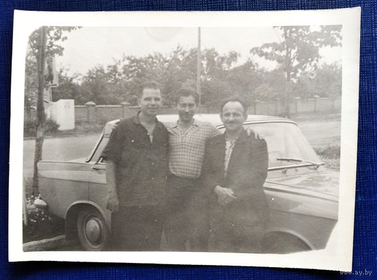 Фото мужчин у автомобиля. 9х12 см.
