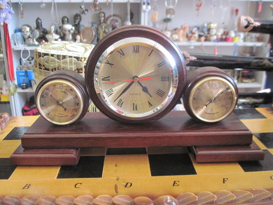 Гигрометр-часы-термометр в дереве из Верховного суда.