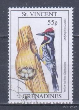 [441] Сент-Винсент и Гренадины 1993. Фауна.Птицы.Дятел. Гашеная марка.
