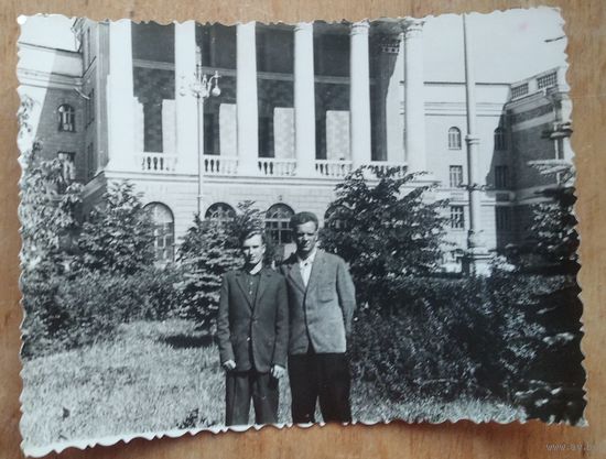 Минск. Фото у главного корпуса БПИ. 1960 г. 8.5х11.5 см.