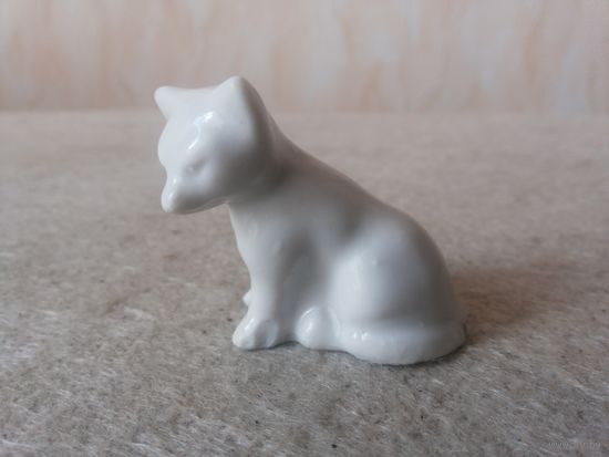 Старинная миниатюрная фарфоровая статуэтка "Лисёнок", СССР.