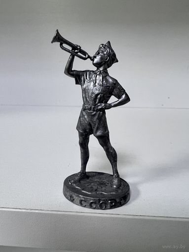 Советский Пионер с горном статуэтка металл с рубля