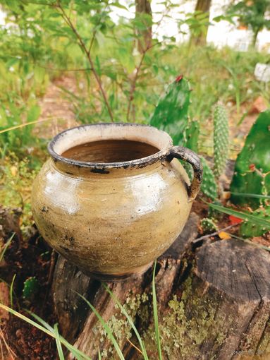 Старинный глиняный горшок.Керамика Городной