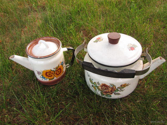 Чайники эмалированные ссср,Цена за оба .