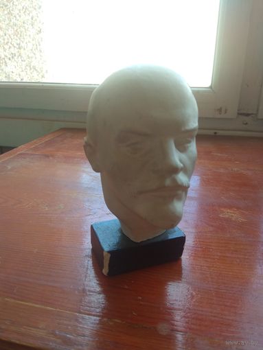 Бюст Ленина.