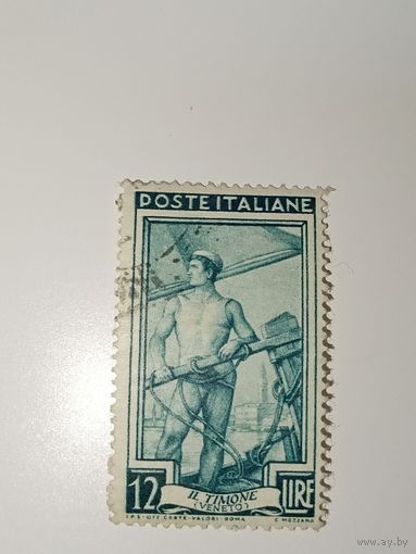 Италия 1950 Моряк в Венеции (Veneto), управляющий рулем судна.